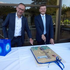 Bruno Jacobfeuerborn, CEO Deutsche Funkturm und Nürnbergs Oberbürgermeister Marcus König schneiden eine Torte zum 40 jährigen Turmjubiläum an