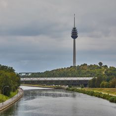 Blick auf den Nürnberger Fernsehturm vom Main Donau Kanal