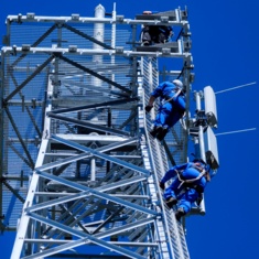 Techniker der Deutschen Funkturm warten einen Mobilfunkmasten