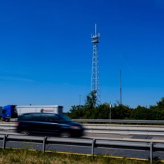 Ein Funkmast der Deutschen Funkturm versorgt die Autobahn mit Mobilfunk