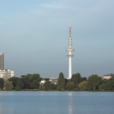 Blick auf den Hamburger Fernsehturm mit der Alter im Vordergrund