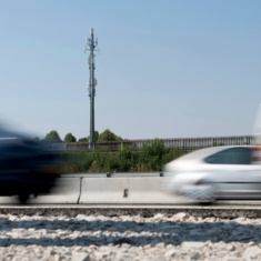 Funkmast der Deutschen Funkturm versorgt die Autos auf der Autobahn mit Radio über 5G Broadcast