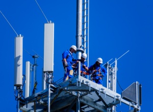 Aufbau Stahlgittermast für den Mobilfunkausbau der Deutschen Funkturm