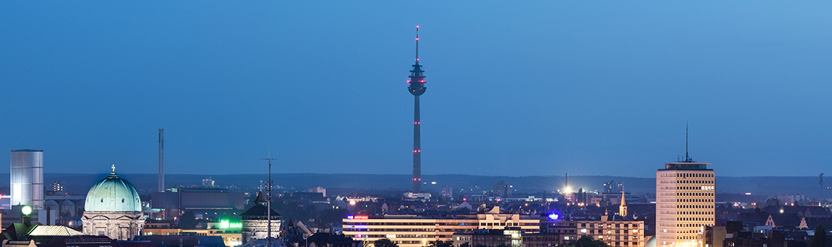 Panoramablick auf den Nürnberger Fernsehturm bei Nacht