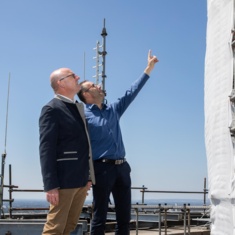Münsters OB Markus Lewe besichtigt mit dem CEO der Deutschen Funkturm Bruno Jacobfeuerborn Sanierungsarbeiten am Fernsehturm Münster