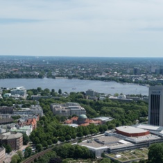 Blick von der Plattform des Fernsehturms auf die Alster