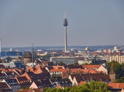 Nürnberger Fernsehturm inmitten der Nürnberger Skyline