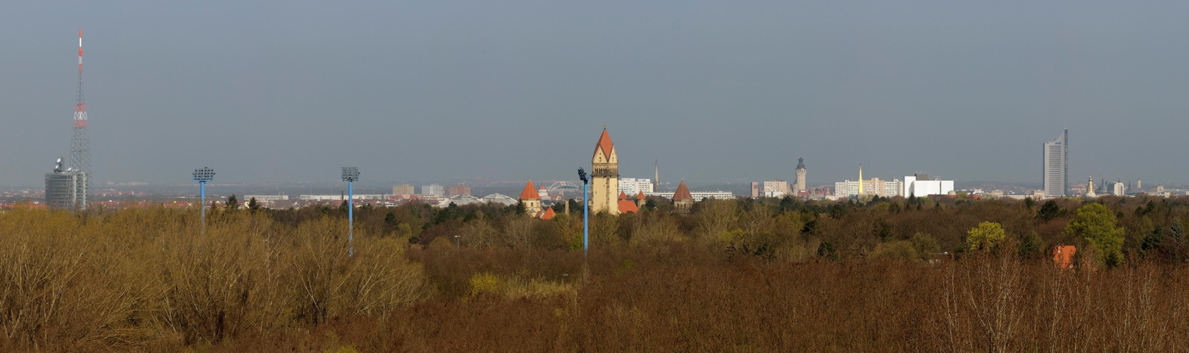 Der Funkmast versorgt Leipzig mit Digitalradio DAB+ und DVB-T2. Höchster freistehender Stahlgittermast in Deutschland und das höchste Bauwerk im Stadtgebiet Leipzig