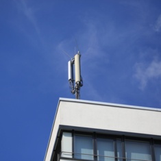 Mobilfunkantenne auf Hausdach