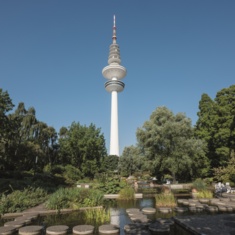 Hamburger Fernsehturm aus dem Planten un Blomen betrachtet