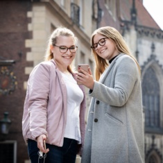Zwei Kundinnen profitieren von den Vorteilen des schnellen Internets
