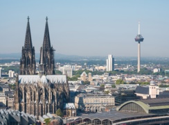 Kölner Fernsehturm inmitten der Kölner Skyline