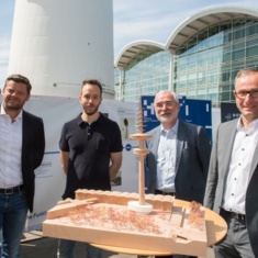 CEO Deutsche Funkturm Bruno Jacobfeuerborn mit den neuen Betreibern des Hamburger Fernsehturms