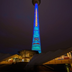 Der Berliner Fernsehturm wurde an seinem 50. Geburtstag besonders illuminiert
