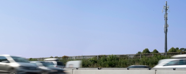 Funkmast versorgt Autobahnabschnitt mit Mobilfunk