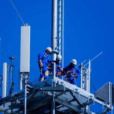 Techniker der Deutschen Funkturm bei der Abnahme eines Funkmasten