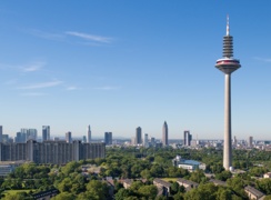 Frankfurts Fernsehturm inmitten der Frankfurter Skyline
