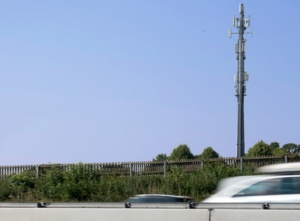 Funkmast versorgt Autobahnabschnitt mit Mobilfunk