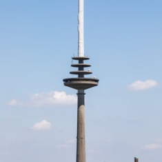 Der Turmschaft des Fernsehturm Münster ist für Betonsanierungsarbeiten eingehüllt