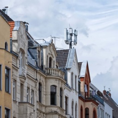 Der 5G Mobilfunkstandort der Deutschen Funkturm auf dem Dach trägt zur Verbesserung des Mobilfunkempfangs bei.