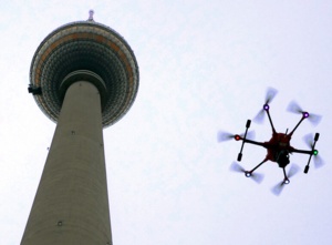 Deutsche Funkturm und Droniq befliegen den Berliner Fernsehturm mit einer Drohne