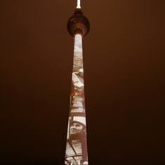 Der Berliner Fernsehturm wurde an seinem 50. Geburtstag besonders illuminiert