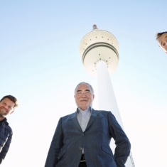 Die neuen Betreiber der öffentlichen Flächen des Hamburger Fernsehturms vor dem Turm
