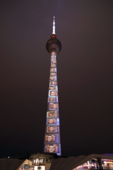 Der Berliner Fernsehturm wurde an seinem 50. Geburtstag besonders illuminiert