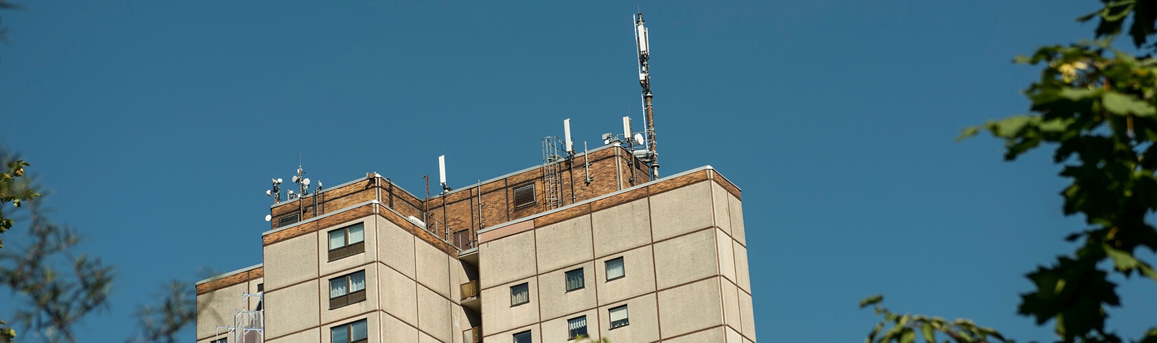 Dach mit verschiedenen Mobilfunkantennen