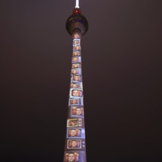 Der Berliner Fernsehturm wurde an seinem 50. Geburtstag besonders illuminiert