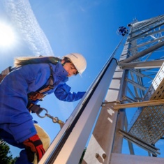 Eine Planerin der Deutschen Funkturm bei der Abnahme eines Mastneubaus