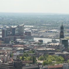 Blick von der Plattform des Hamburger Fernsehturms auf die Elbphilharmonie
