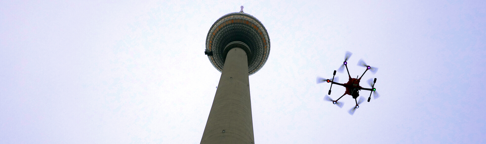 Deutsche Funkturm und Droniq befliegen den Berliner Fernsehturm mit einer Drohne