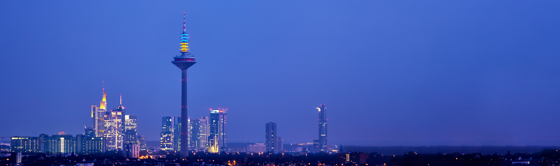 Beleuchtung Turmkanzel Europaturm Frankfurt in den Farben der Ukraine