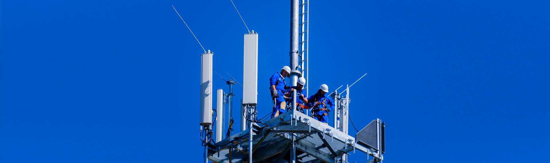 Aufbau Stahlgittermast für den Mobilfunkausbau der Deutschen Funkturm