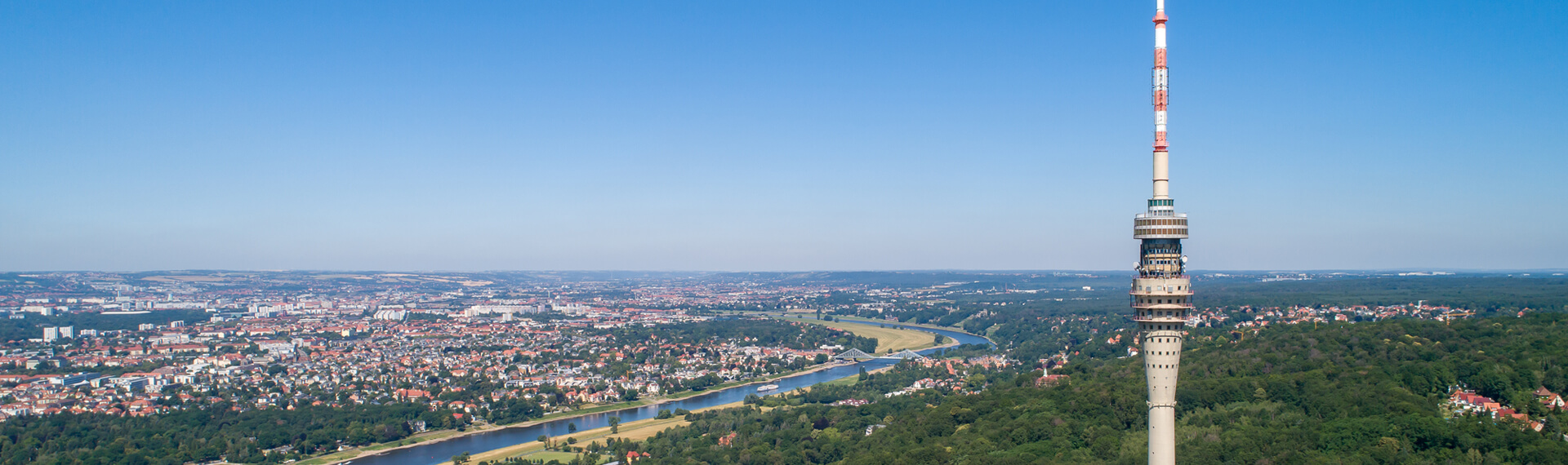 Fernsehturm Dresden - einmalige Lage an der Elbe mit Blick auf das blaue Wunder